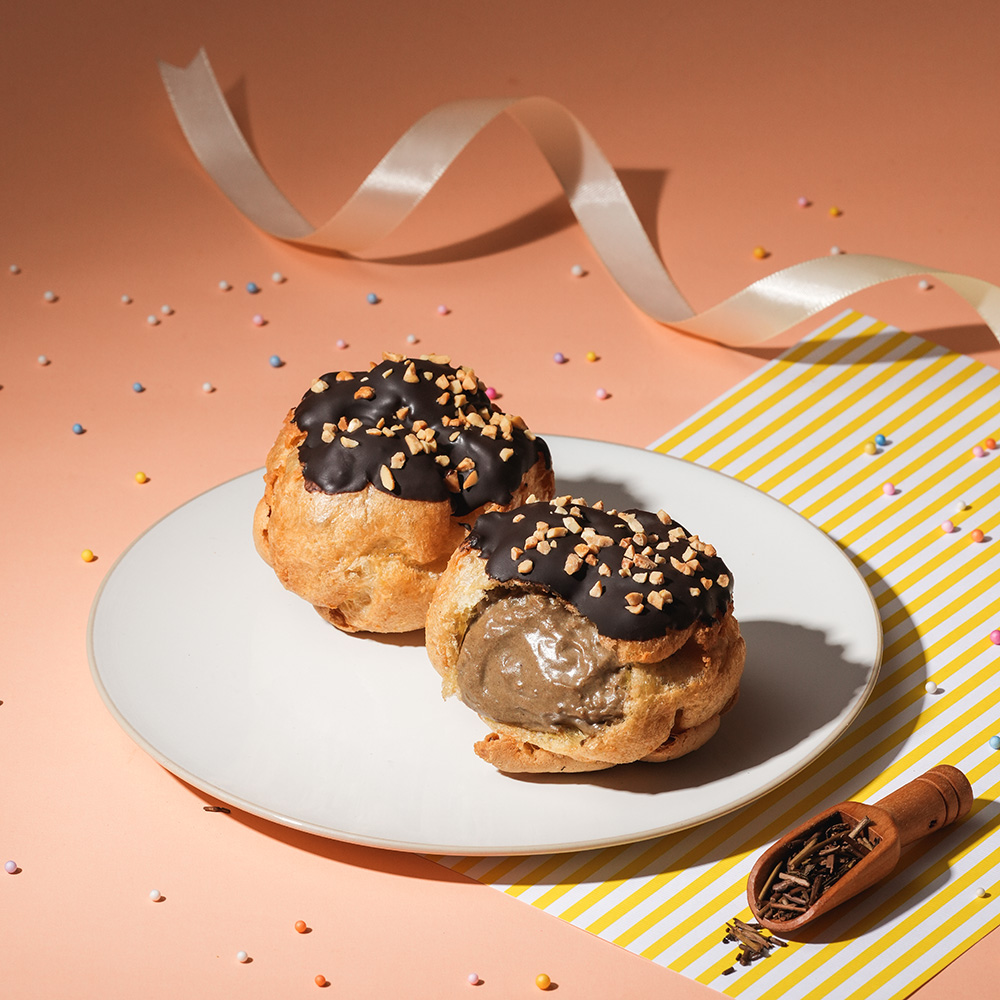 花生脆粒耶克 beard papa's│巧克力耶克灑上花生脆粒，口感再升級！