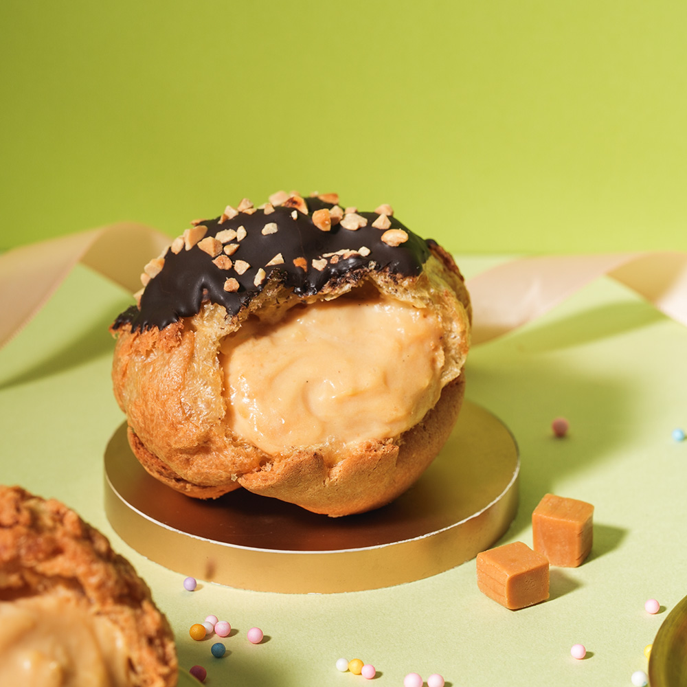 花生脆粒耶克 beard papa's│巧克力耶克灑上花生脆粒，口感再升級！