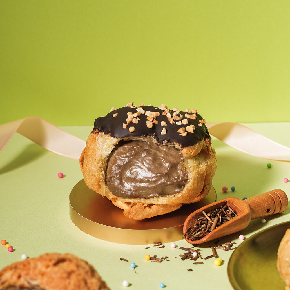 花生脆粒耶克 beard papa's│巧克力耶克灑上花生脆粒，口感再升級！